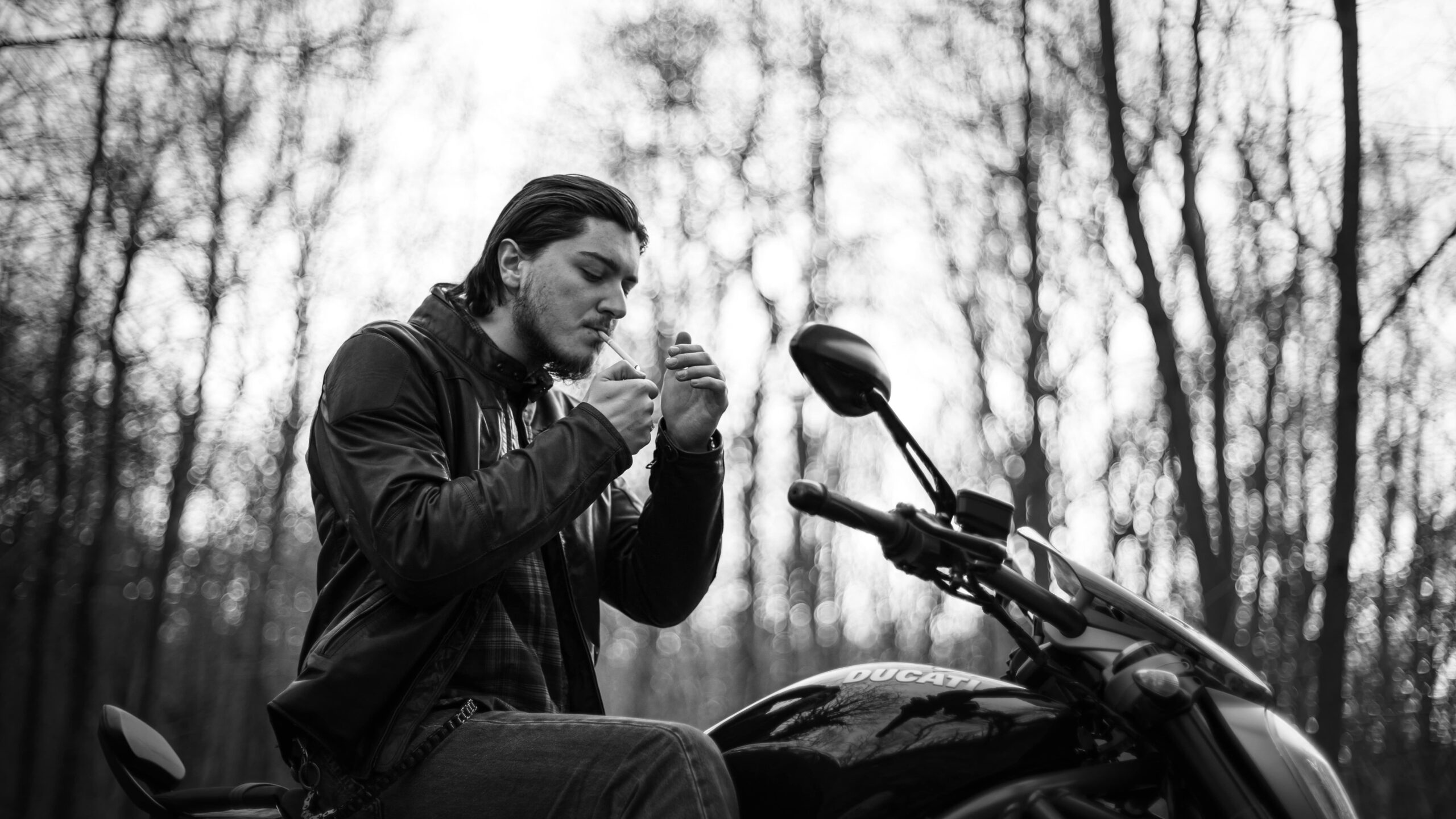 Luca allume une cigarette sur sa moto